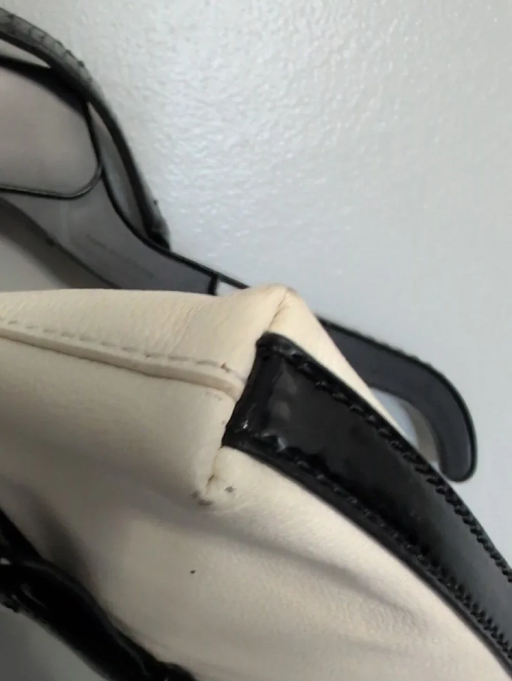 Kate Spade Handbag Purse Off White Pebble Leather Chain Strap Zipper Closure